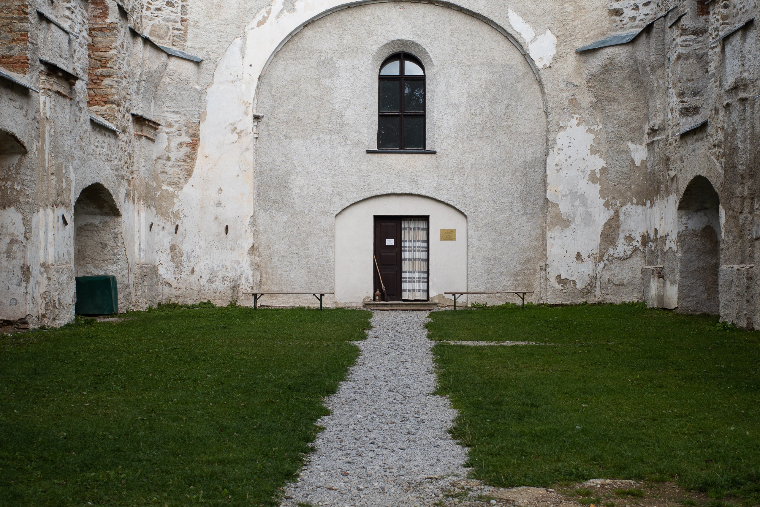 Die ausgeräumte Kirche von Cetviny – Rasen statt Kirchenschiff